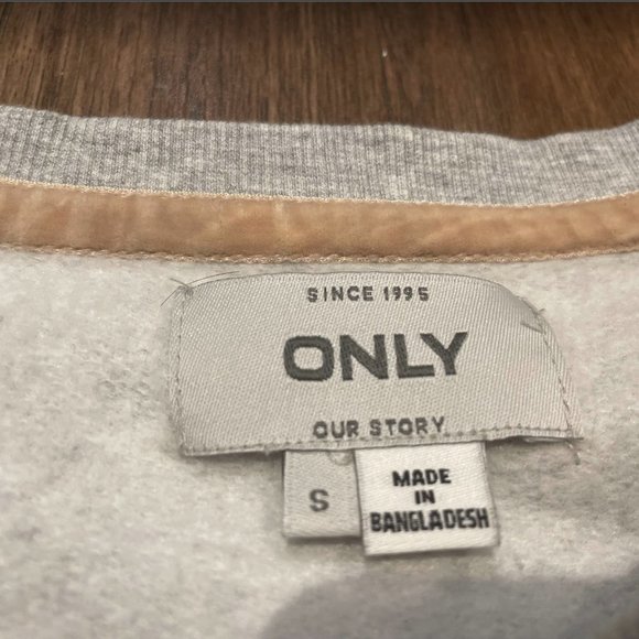 Women’s top, size S, with sparkling lips design, grey color, pullover top - Picture 4 of 4